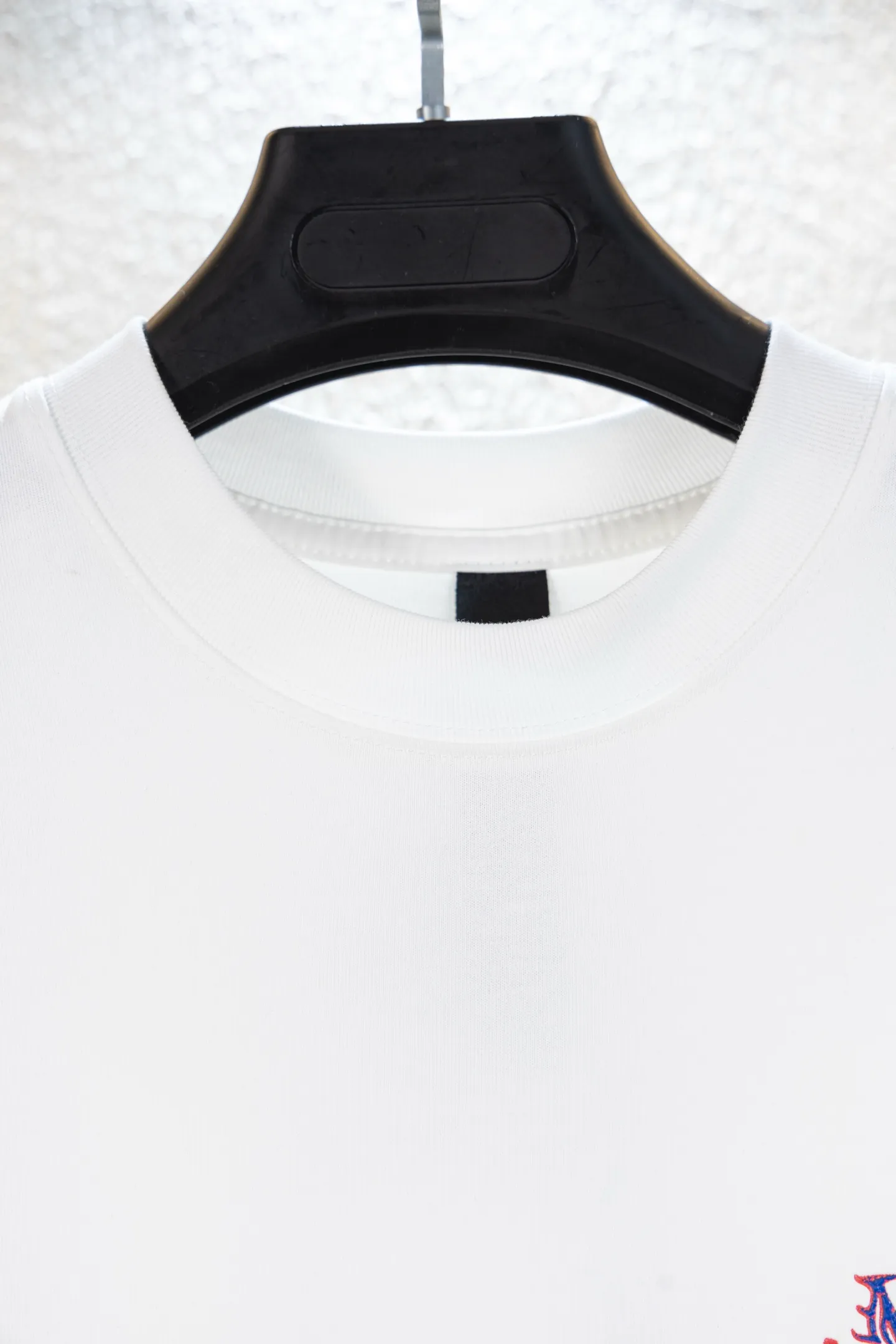 🅿️170 top version model number k8046 CH Kejia Sanskrit cross heavy industry foam printed T-shirt! Every one of Crow's products is really unique. Every piece has a back view. This leather label design is really cool. The leather label and silver jewelry design make the whole dress the icing on the cake. The texture of the whole short-sleeved piece is really amazing. It is made of 260g pure cotton fabric! 100% authentic to the official version, with all the details. All cuffs, shoulder seams, armholes, and necklines are all double-needle crimping. This is the rigorous craftsmanship that big brands should have. Details determine quality. The original washed tag packaging is full of style! The whole piece adopts three-needle and five-thread technology (neckline-shoulder seam-sleeve seam-double-pressed thread, which looks more three-dimensional and textured) and has the same craftsmanship as the original original, with a classic version, small dropped shoulders, and a micro silhouette! Color: Black White Size: XS-L